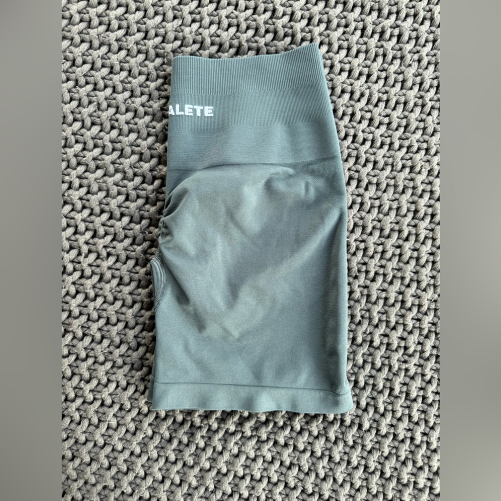 AMPLIFY SHORT 4.5"
Women's Seamless Scrunch Short
Utility Grey S